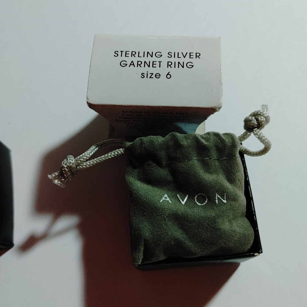 AVON - STERLING SILVER GARNET RING - Picture 2 of 3